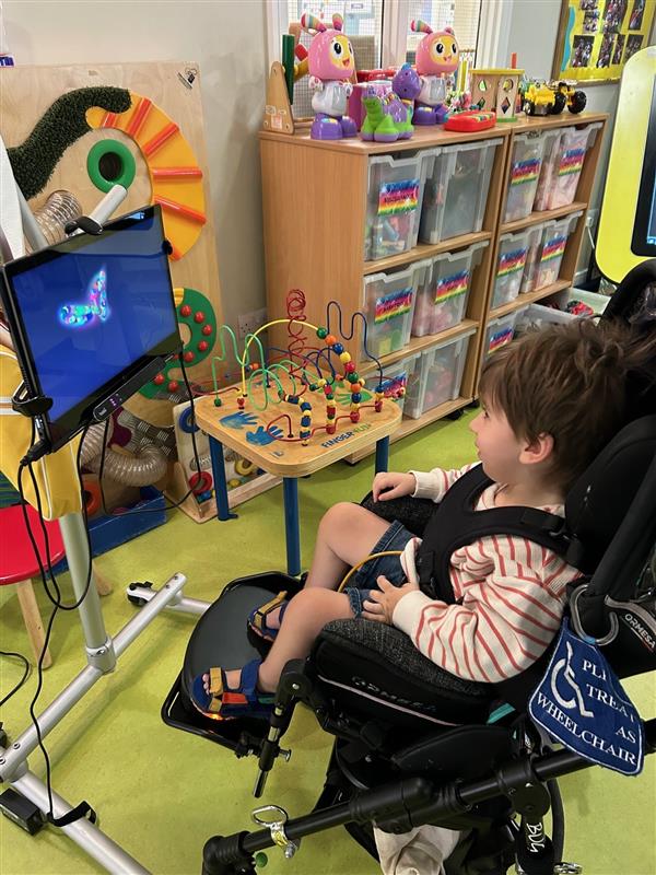 Child at SEL using screen